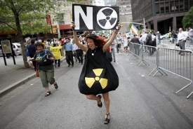 Demonstrace proti jaderným zbraním v New Yorku.